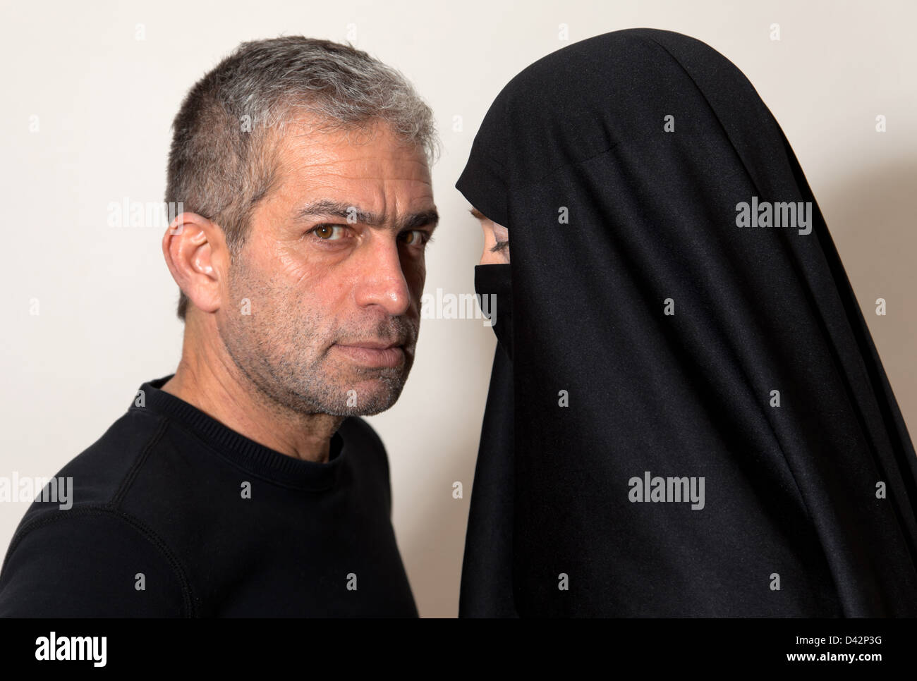 Berlin, Deutschland, Shahram Entekhabi mit einer Frau im Tschador Stockfoto