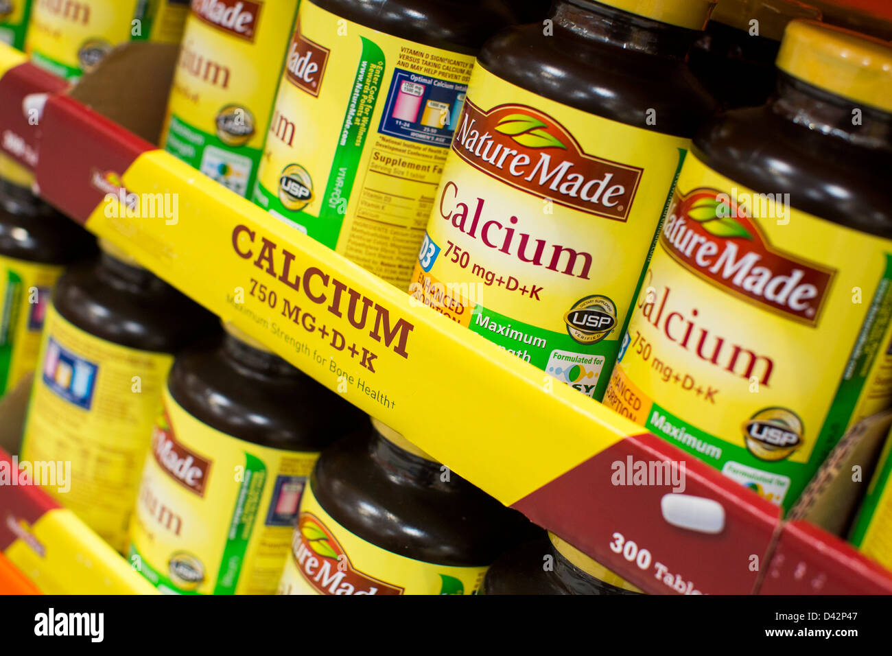 Kalzium-Vitamine auf dem Display an einem Costco Wholesale Warehouse Club. Stockfoto