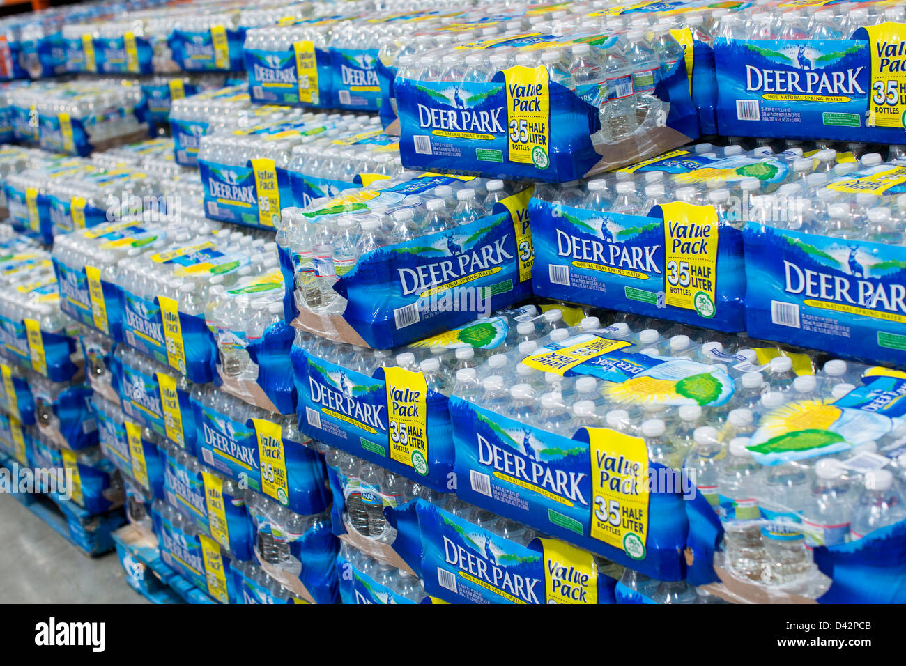 Wildpark in Flaschen abgefülltes Wasser auf dem Display an einem Costco Wholesale Warehouse Club. Stockfoto