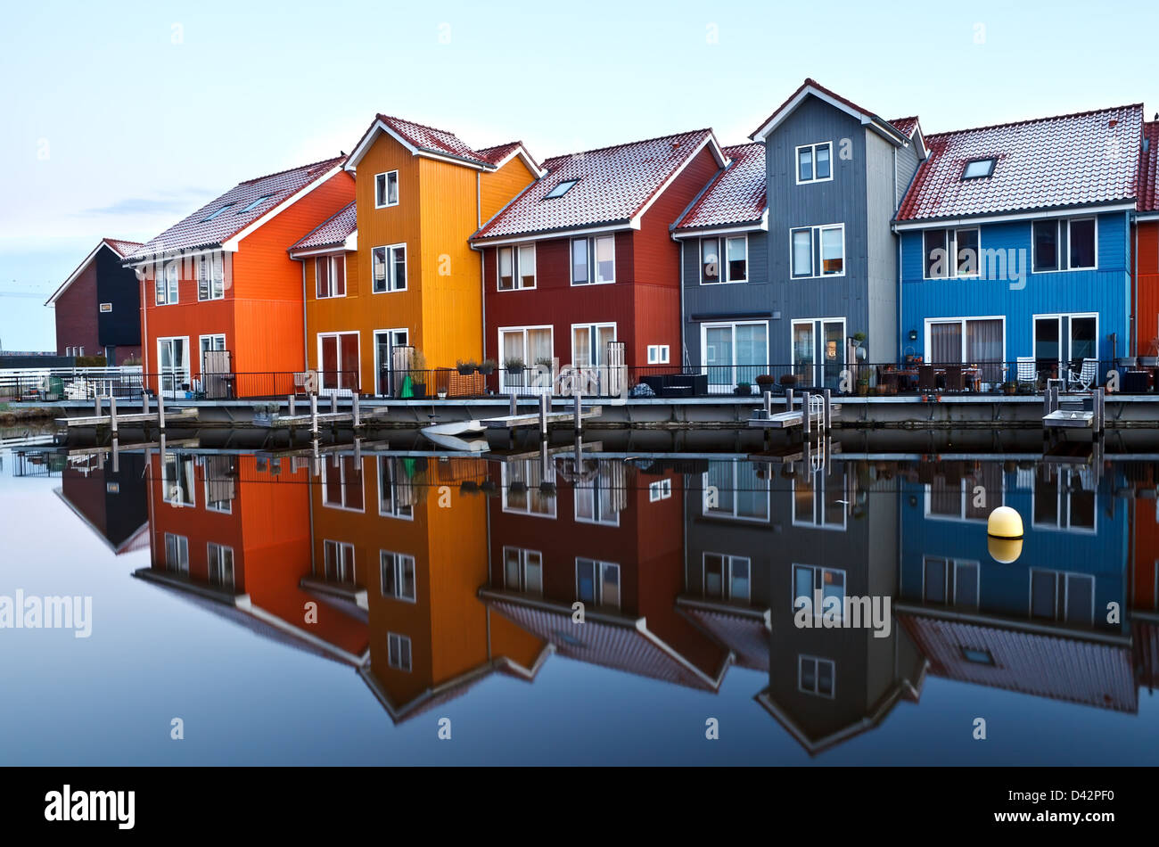 bunte Gebäude auf dem Wasser im Reitdiephaven in Groningen, Niederlande Stockfoto