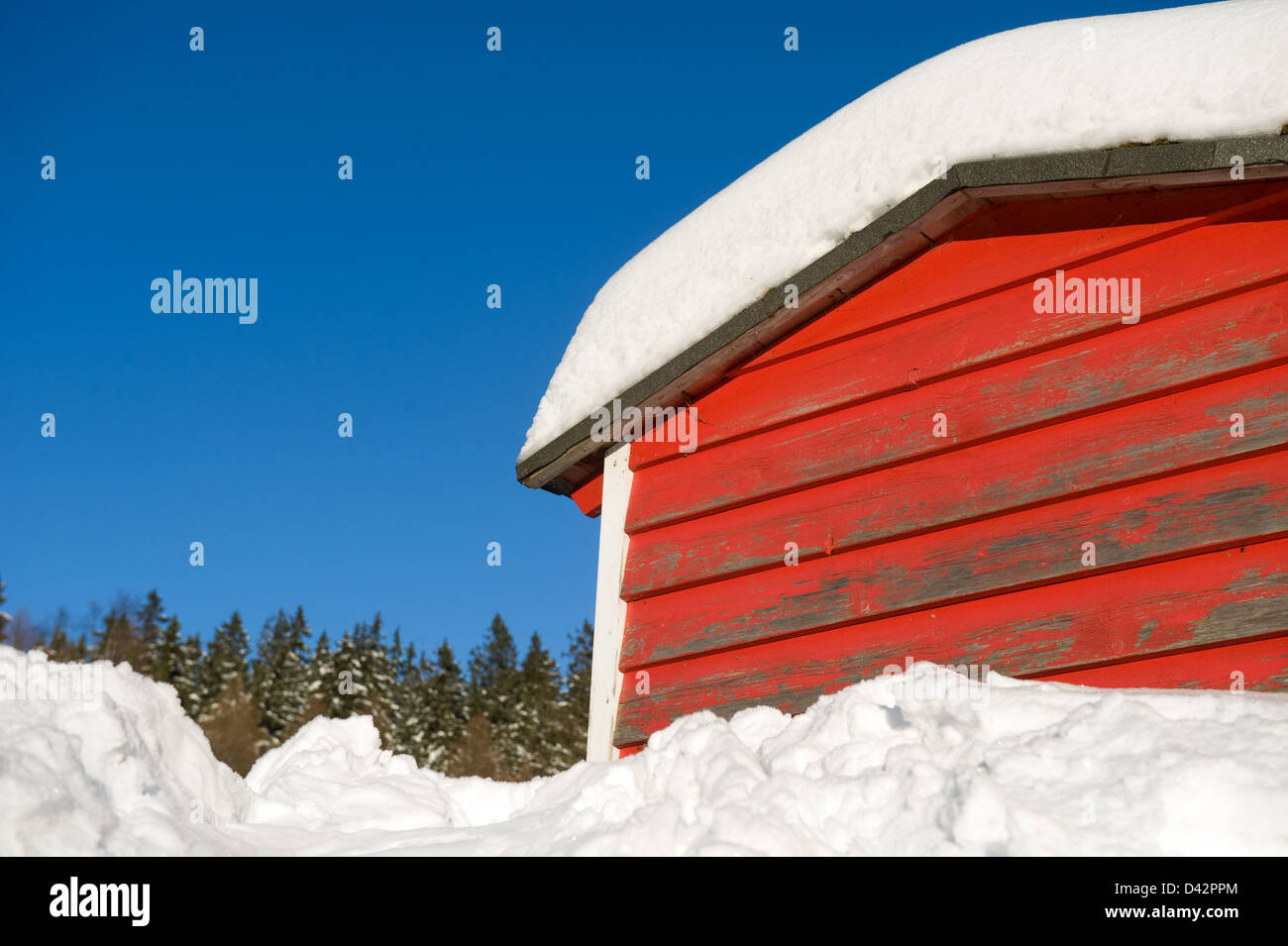 Schierke, Deutschland, eine verschneite, rot lackierten Holz Hütte Stockfoto