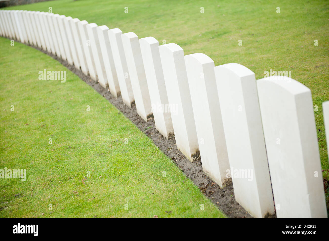 Leere Grabsteine auf einem Commonwealth-Militär-Friedhof in Belgien. Stockfoto