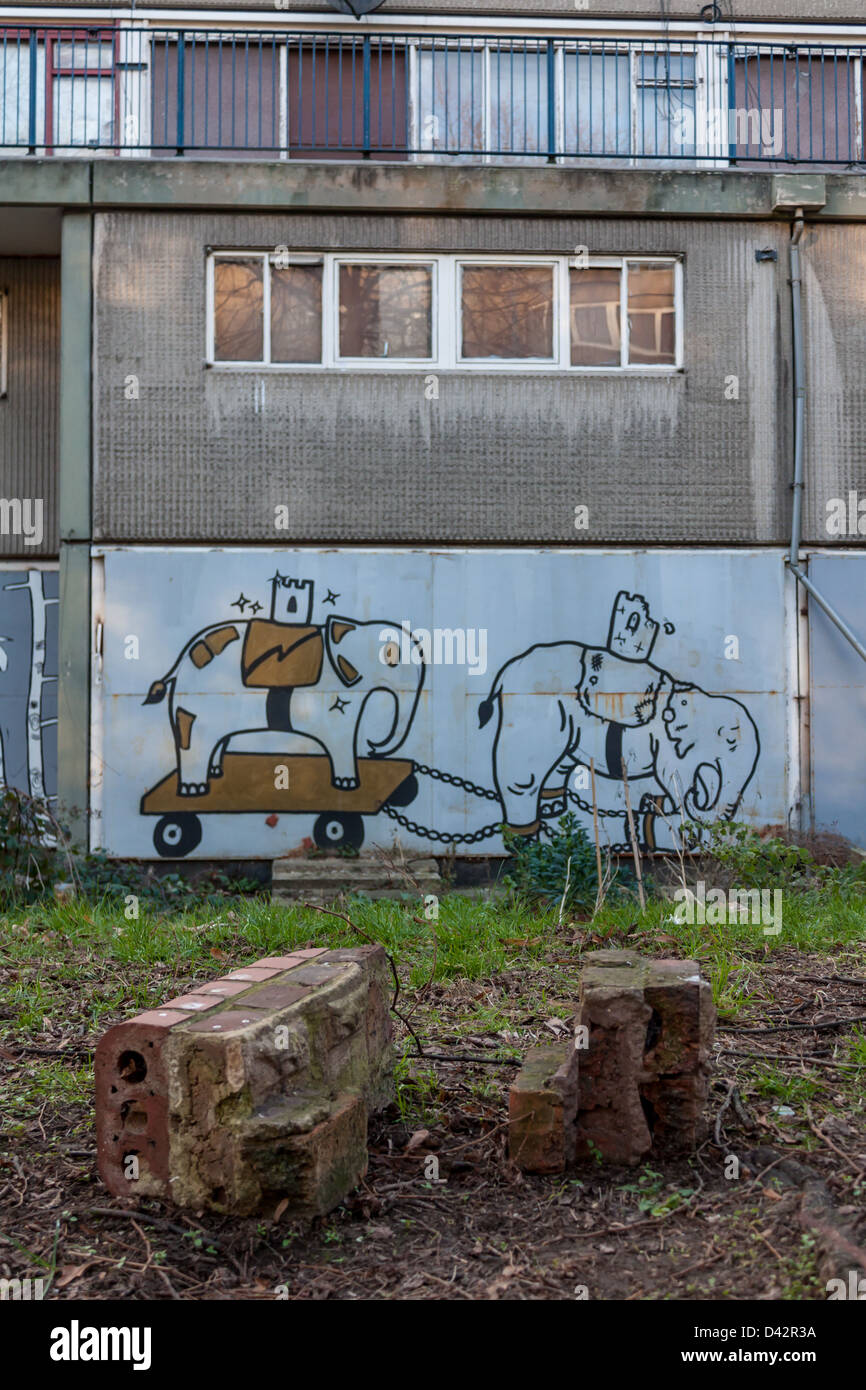 Street-Art auf die verurteilten Gebäude des Anwesens Heygate. beklagt den Regenerationsprozess Stockfoto