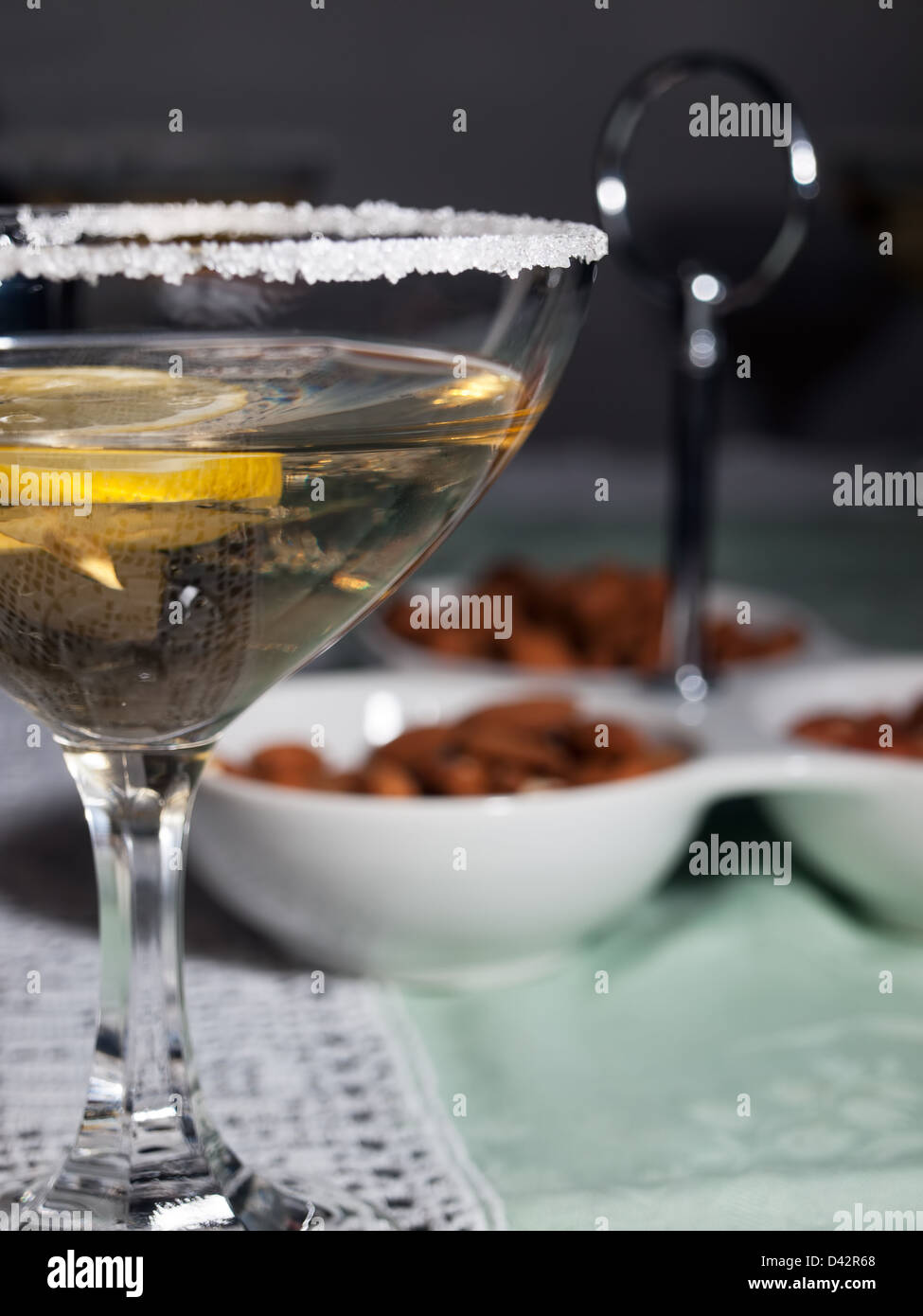 Aperitif trinken wie ein Martini mit Zucker Felge auf dem Glas