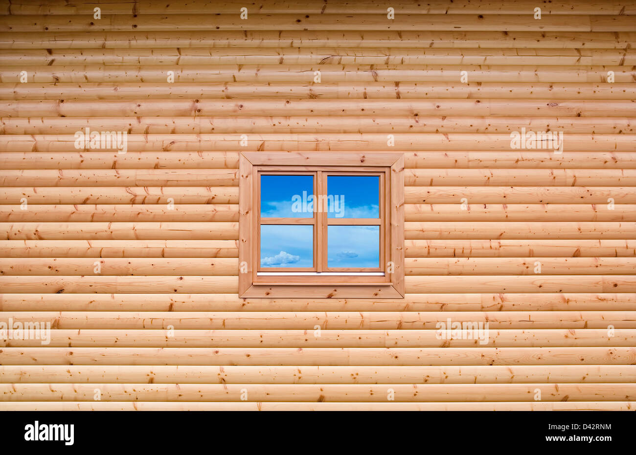 Neues Holzhaus Außenfassade Wand mit geschlossenem Fenster Stockfoto