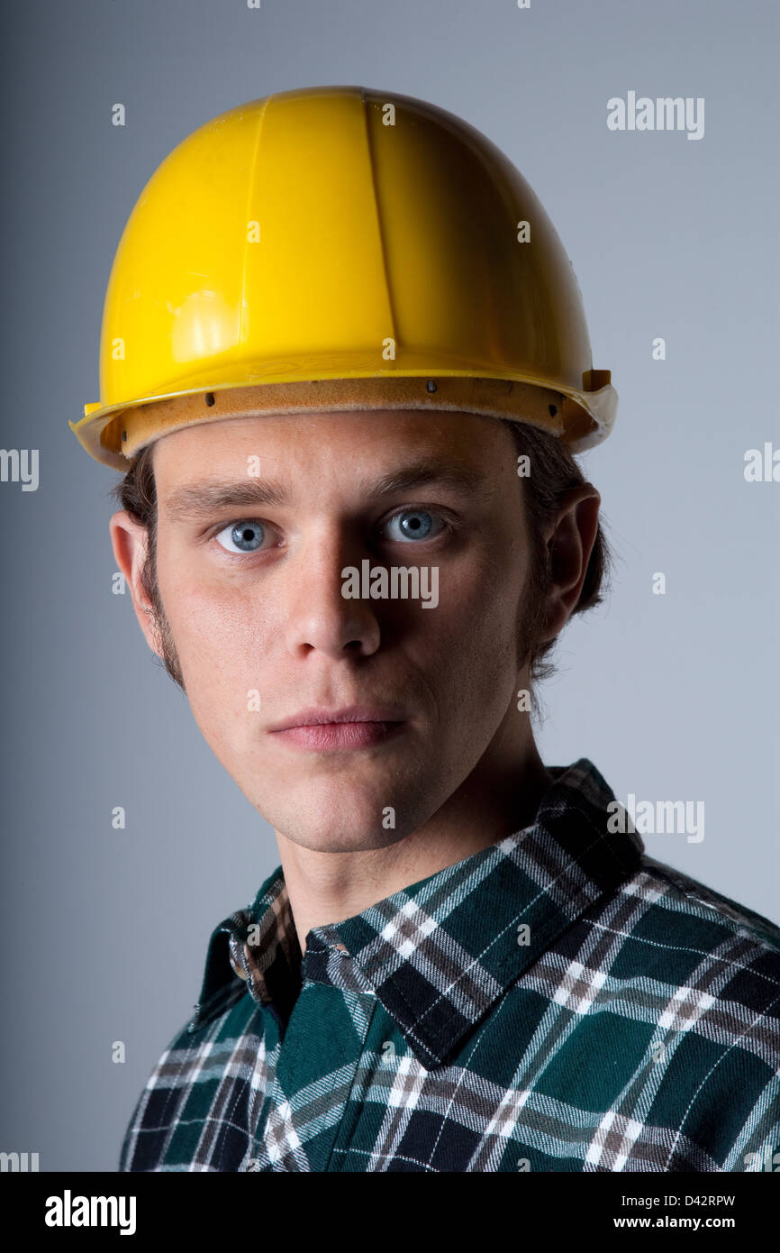 Freiburg, Deutschland, ein Arbeiter mit Schutzhelm im portrait Stockfoto