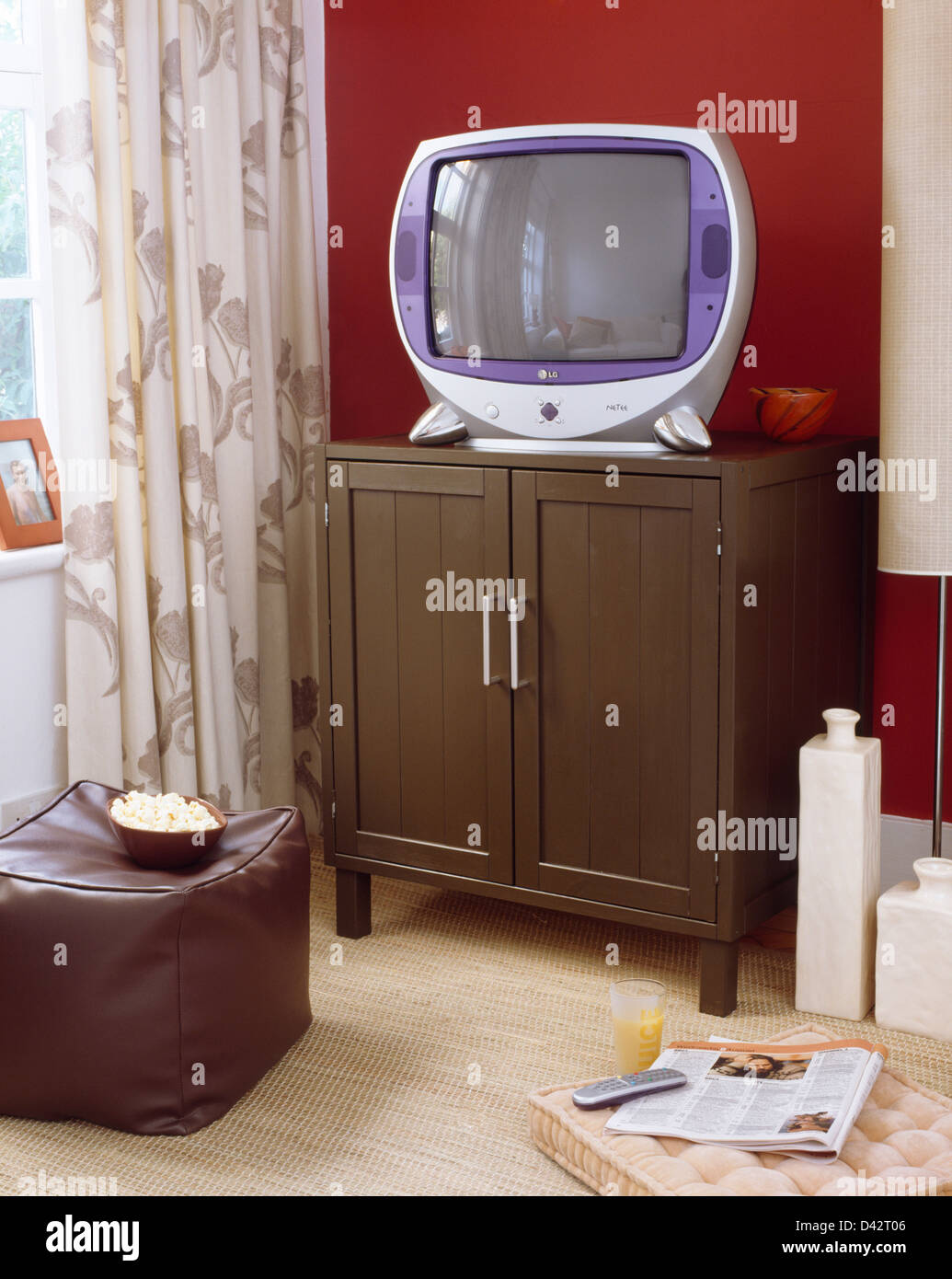 Retro-TV auf braunen Schrank im Wohnzimmer Stockfoto