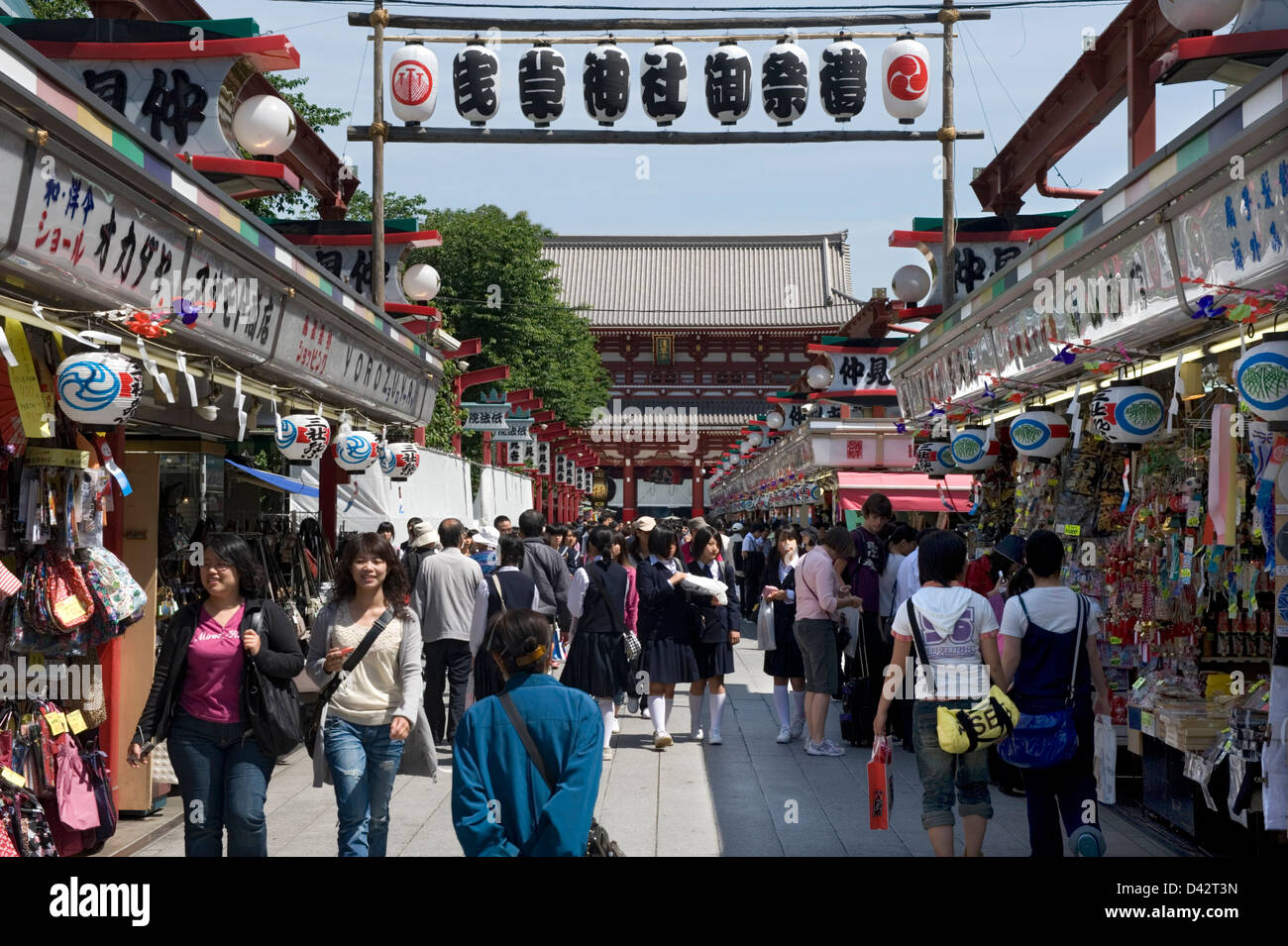 Nakamise-Dori Einkaufsstraße in der Nähe von Sensoji-Tempel wird von Souvenirläden gesäumt und überfüllt mit Touristen, in Asakusa, Tokio Stockfoto