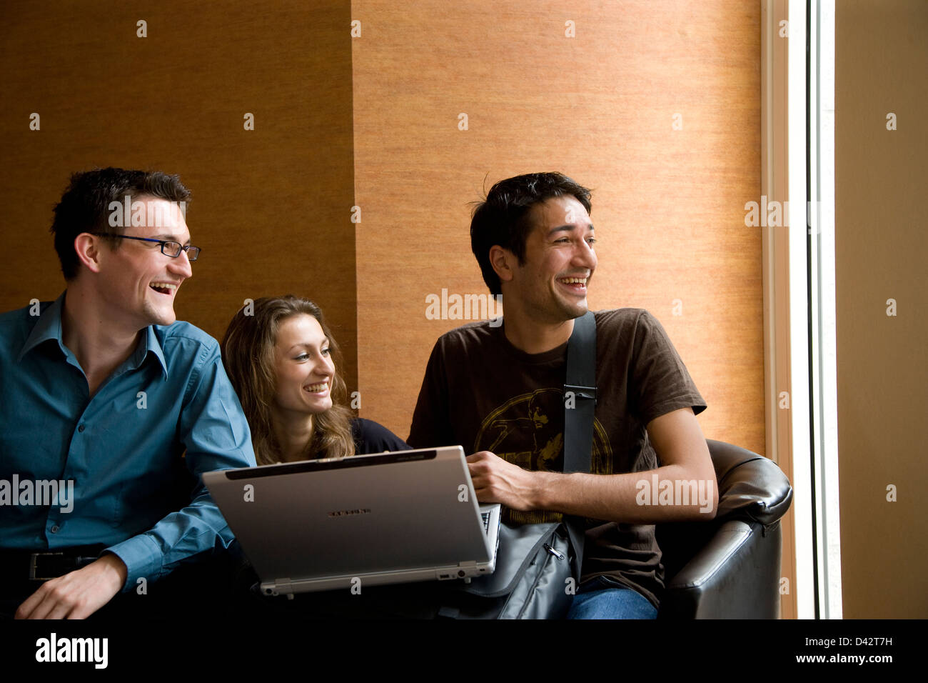 Freiburg im Breisgau, junge Menschen mit einem Laptop in einem café Stockfoto