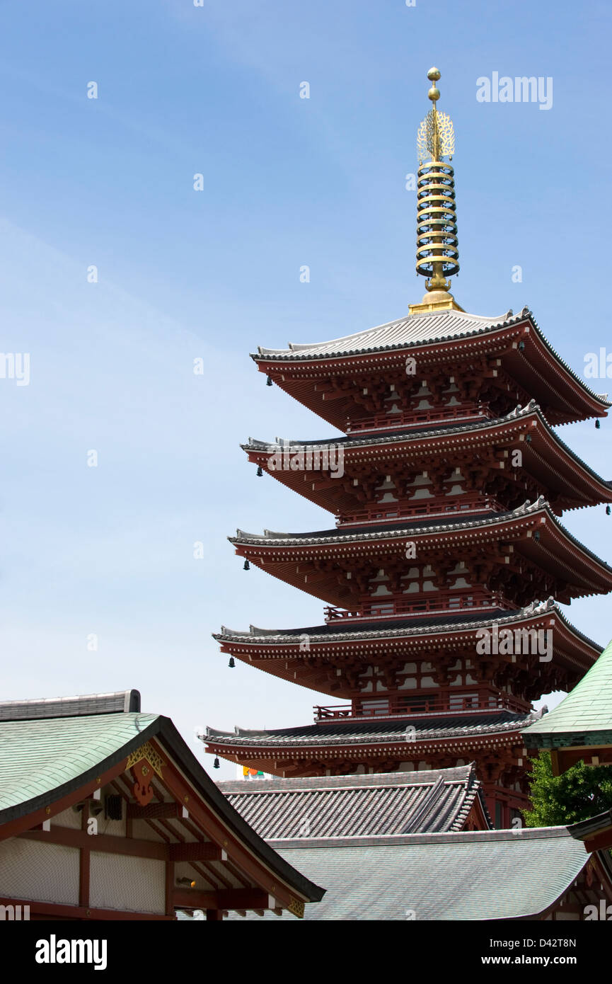 Fünfstöckige Pagode thront hoch über andere Sakralbauten am Sensoji-Tempel in Asakusa, Tokio. Stockfoto