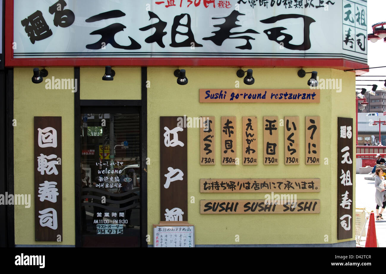 Kaiten oder Kuru-Kuru, Sushi-Restaurant (Conveyor Belt Sushi) ist attraktiv für ausländische Gäste in touristisch Asakusa, Tokio Stockfoto