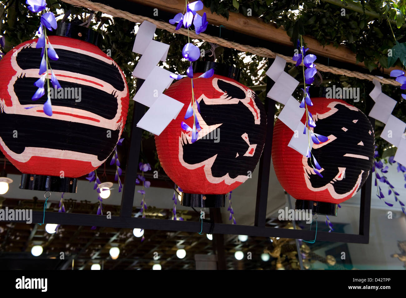Drei Chochin Papierlaternen mit Kanji-Zeichen San-Ja-Matsuri oder Sanja Festival, eines der drei großen Festivals von Tokio. Stockfoto