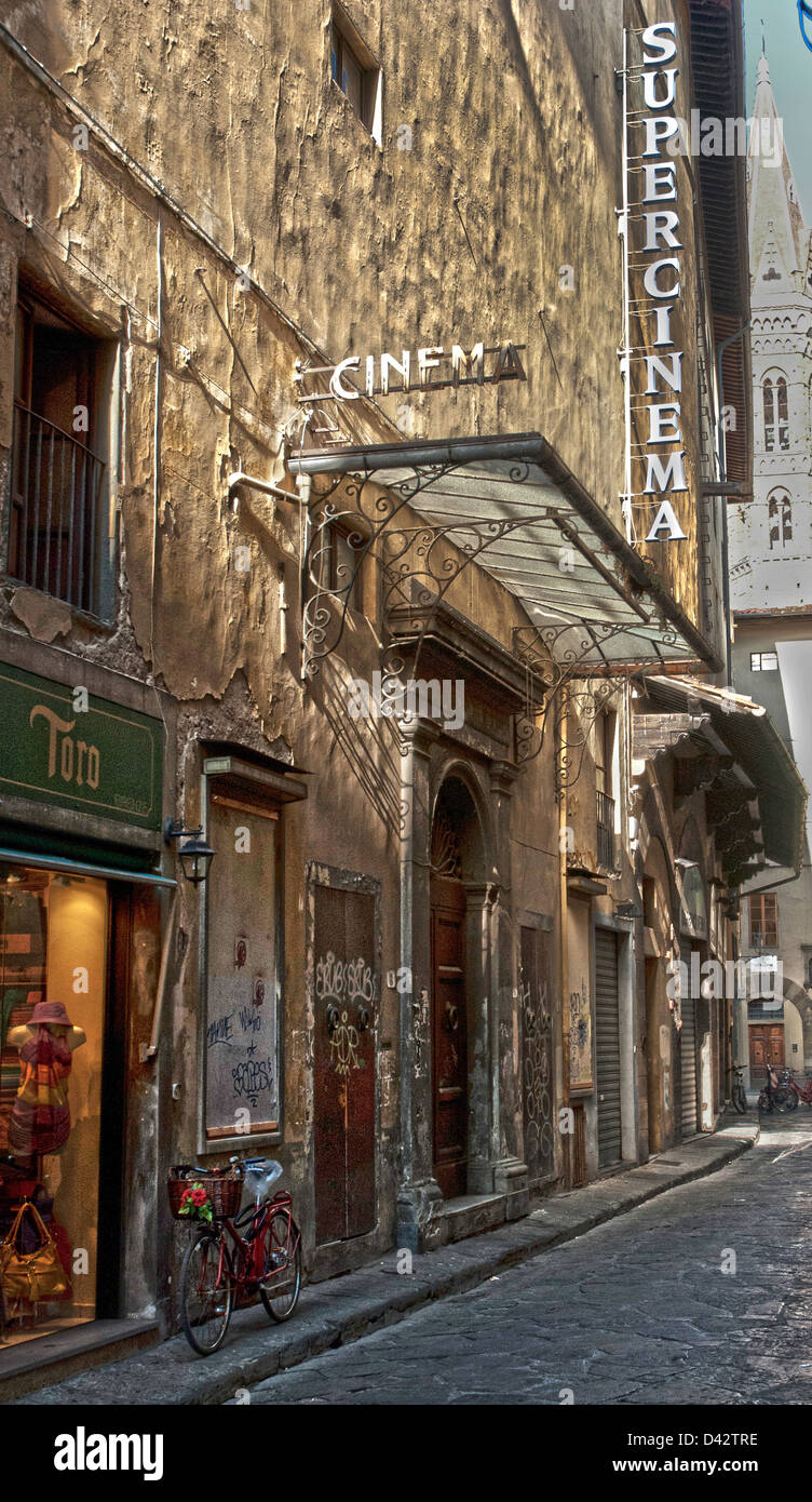 Altes Kino zu unterzeichnen, auf einer Straße in Florenz Stockfoto