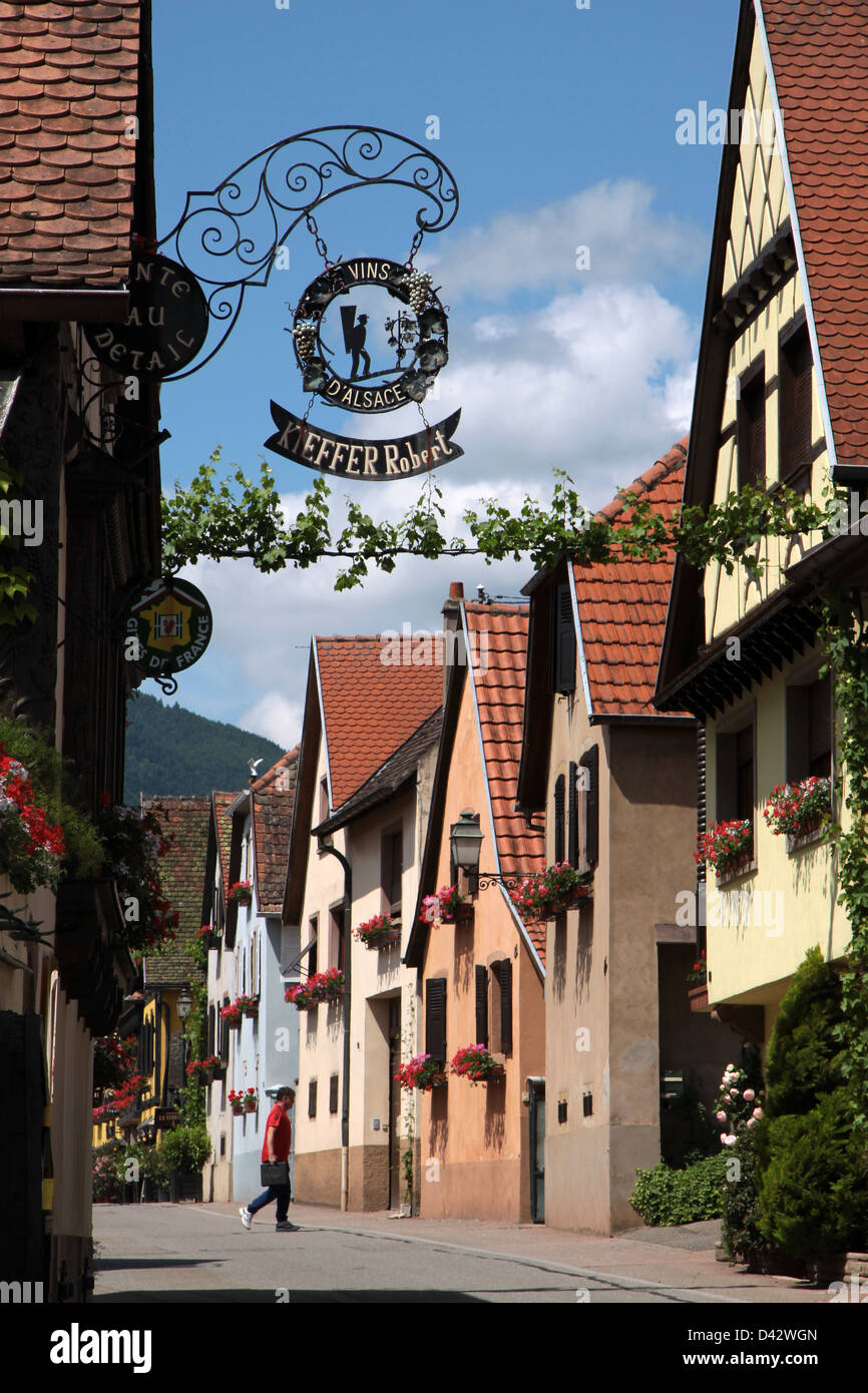 Dorf-Lane mit alten Häusern im Elsass/Frankreich Stockfoto