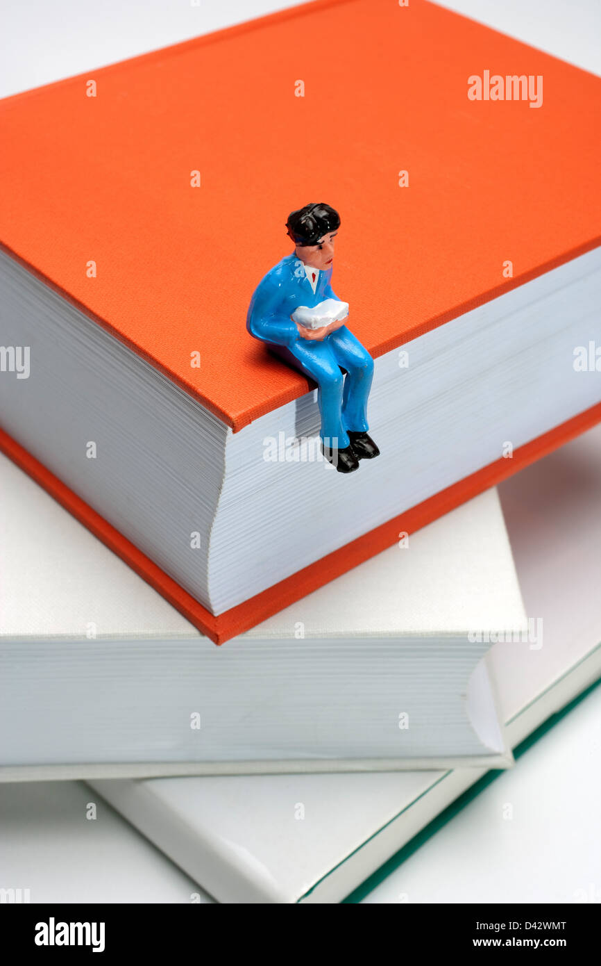 Freiburg im Breisgau, die Figur eines Mannes sitzt auf einem Stapel Bücher Stockfoto