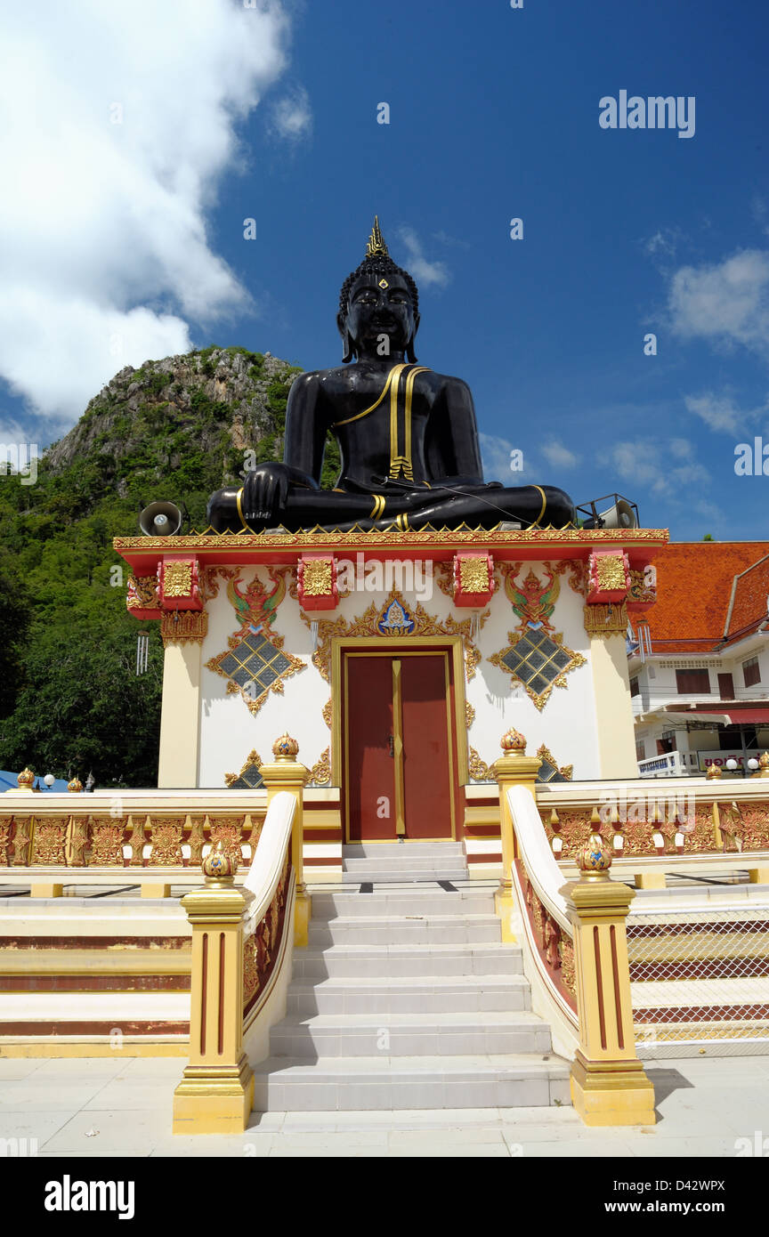 Große Heilige schwarze Buddha an sonnigen Tag. Stockfoto