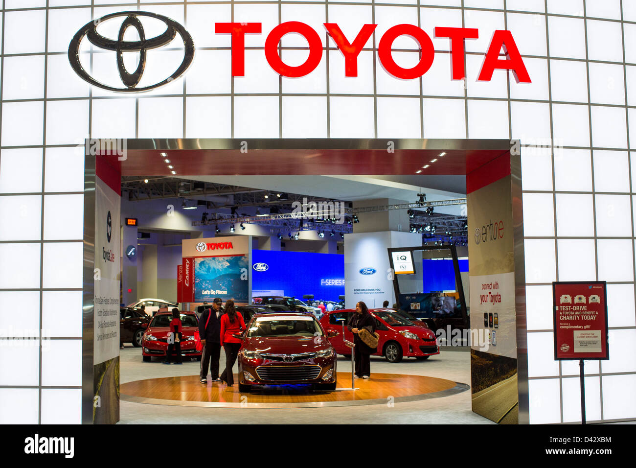 2013 Toyota-Fahrzeuge auf dem Display an der 2013 Automesse in Washington, DC. Stockfoto