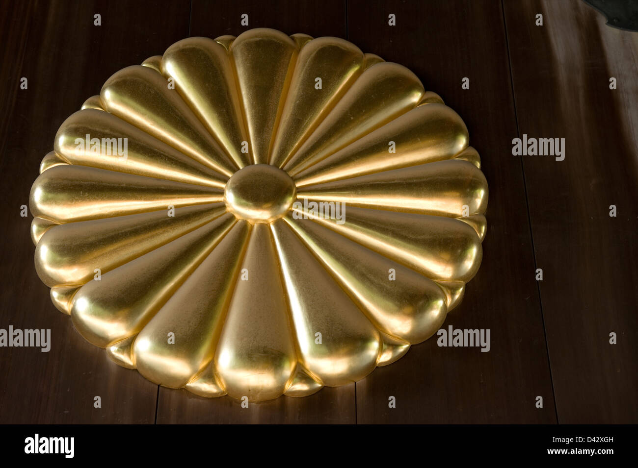 Kamm in Form der Chrysanthemenblüte am Tor der Yasukuni Jinja Schrein in Tokio, Imperiales Symbol des japanischen Kaisers Stockfoto