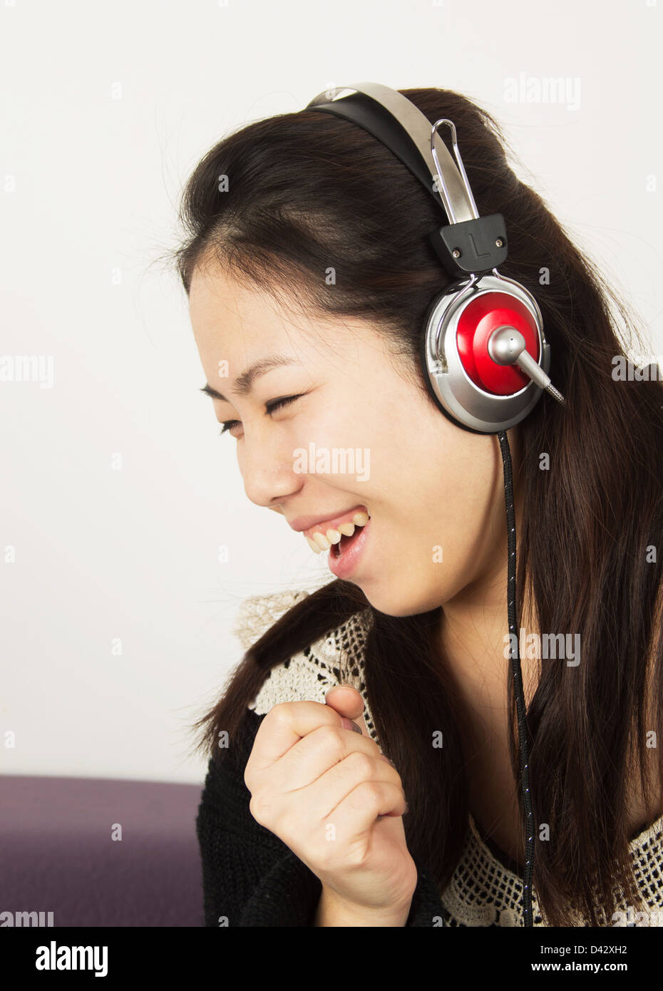 Junge Frau Gefühl gerne Musik hören mit Kopfhörern. Stockfoto
