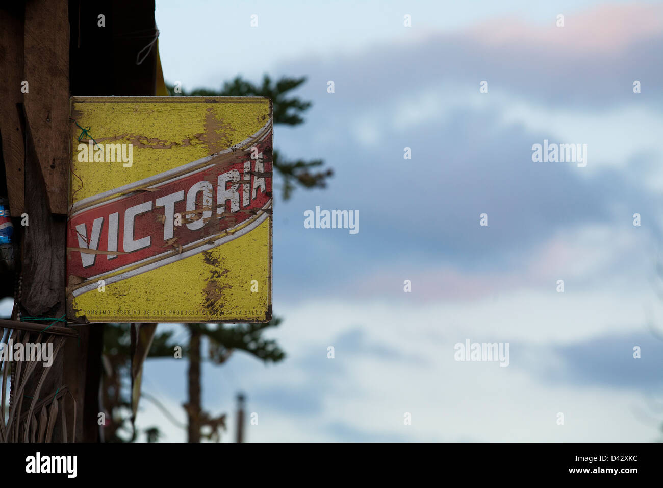 Ein geschlagenen und misshandelten Zeichen für Victoria Bier auf Ometepe in Nicaragua-See Stockfoto