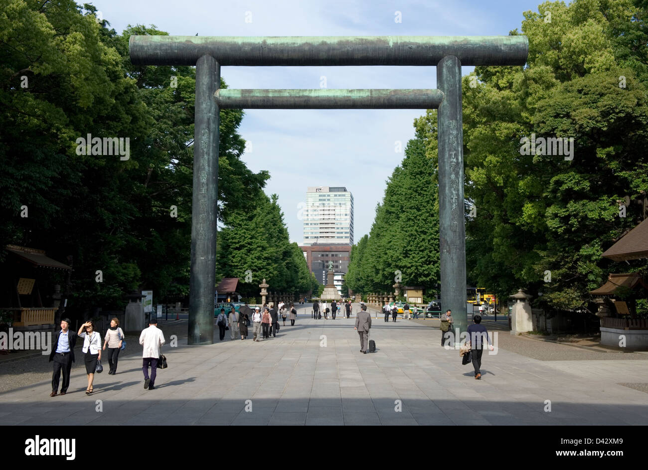 Das einzigartige Runden riesigen Torii-Tor über einen breiten Fußgängerweg führt zum Yasukuni Jinja Schrein in Tokio. Stockfoto