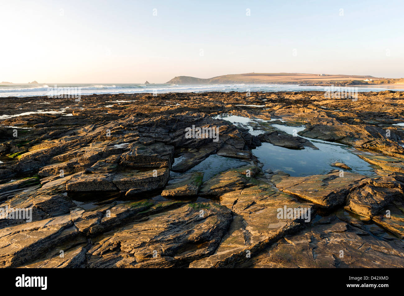 Fels-Pools bei Ebbe an Konstantin Bay in Cornwall. Stockfoto