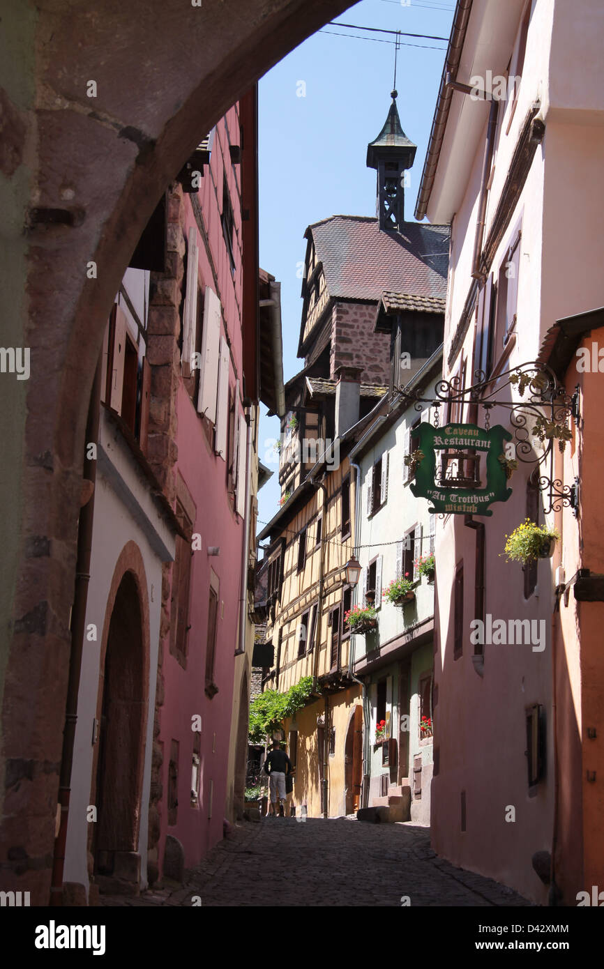 alte Häuser im Dorfzentrum von Riquewihr, Elsass, Frankreich Stockfoto
