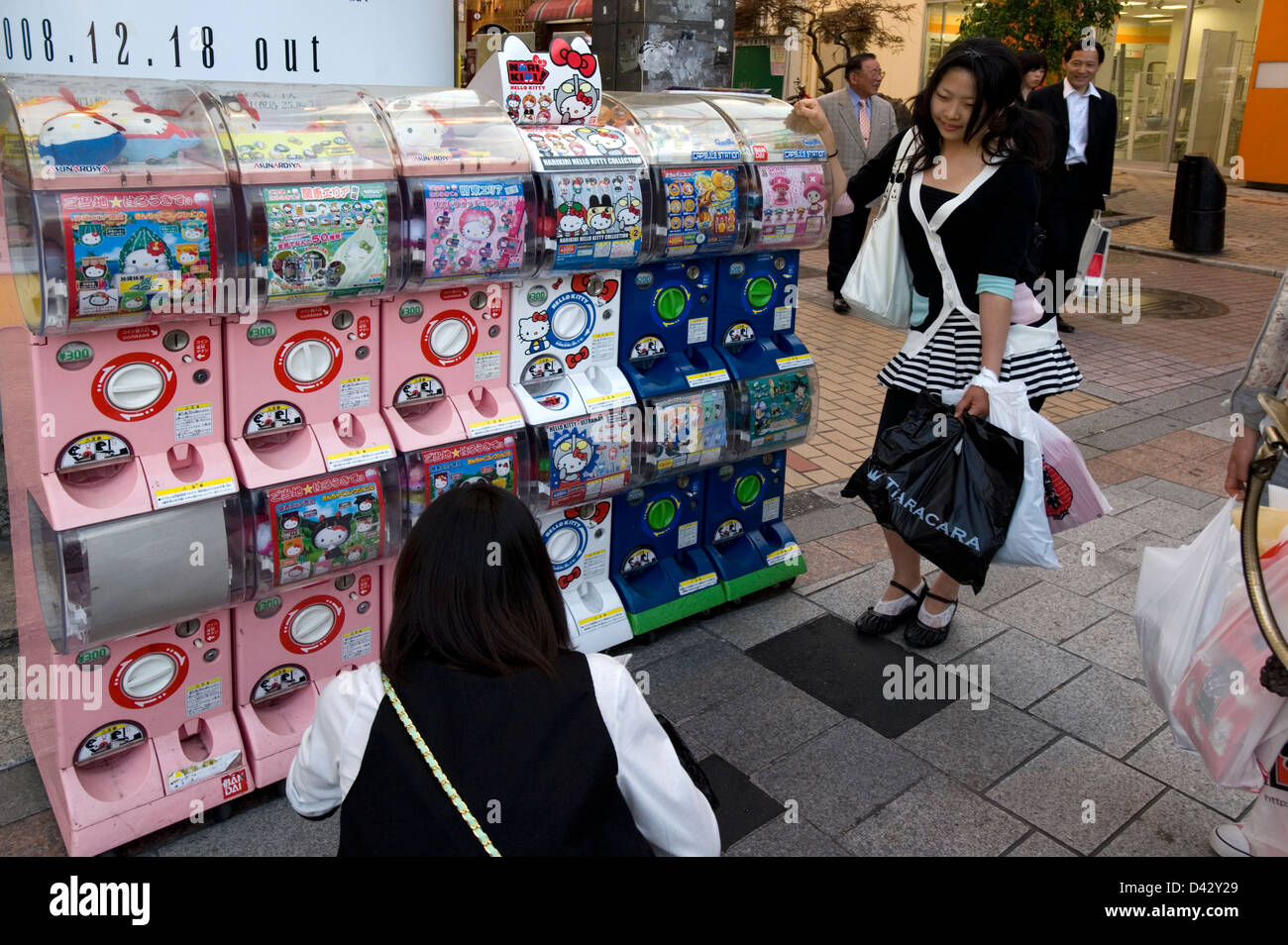 Mädchen aus einem "Gachapon" Einkauf oder Spielzeug-Kapsel-Automaten Maschine, beliebt bei Kindern und Jugendlichen in Japan. Stockfoto