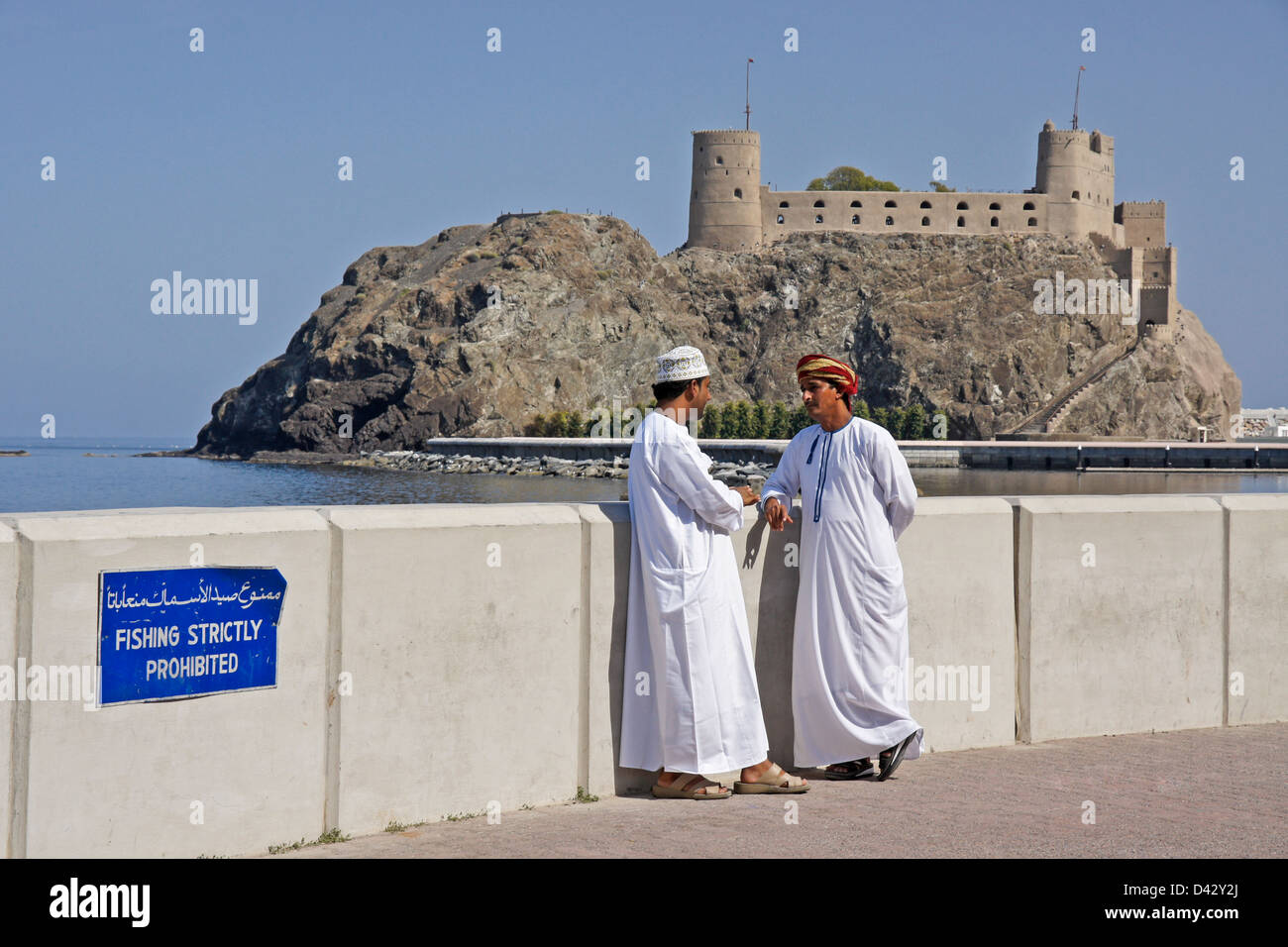 Omanische Männer sprechen vor Jalali Fort, Muscat, Oman Stockfoto