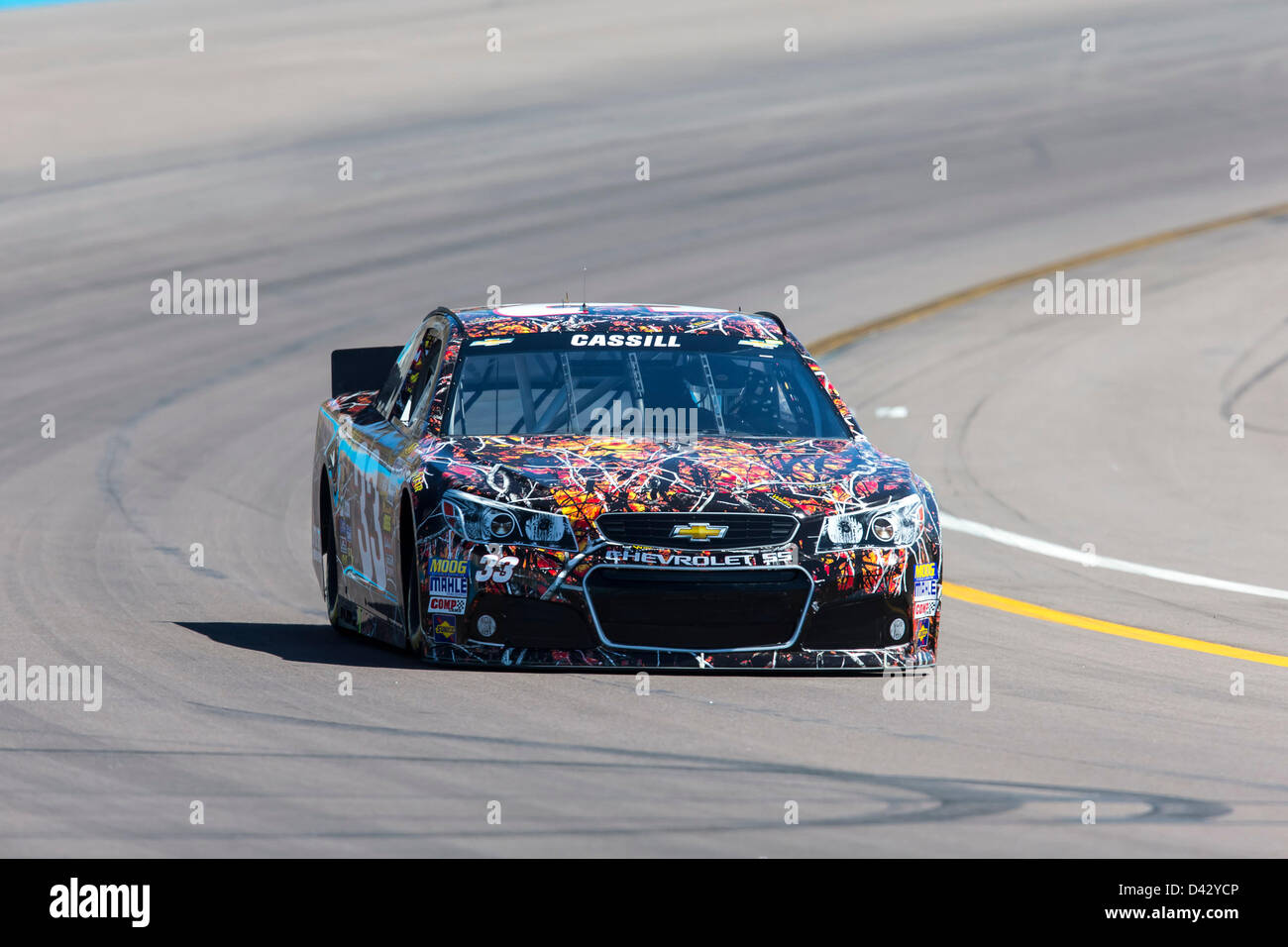 1. März 2013 - Avondale, AZ, USA - AVONDALE, AZ - 1. März 2013: Landon Cassill (33) bringt sein Auto durch die Kurven während einer Übung für die U-Bahn Fresh Fit 500 auf dem Phoenix International Raceway in AVONDALE, AZ. Stockfoto