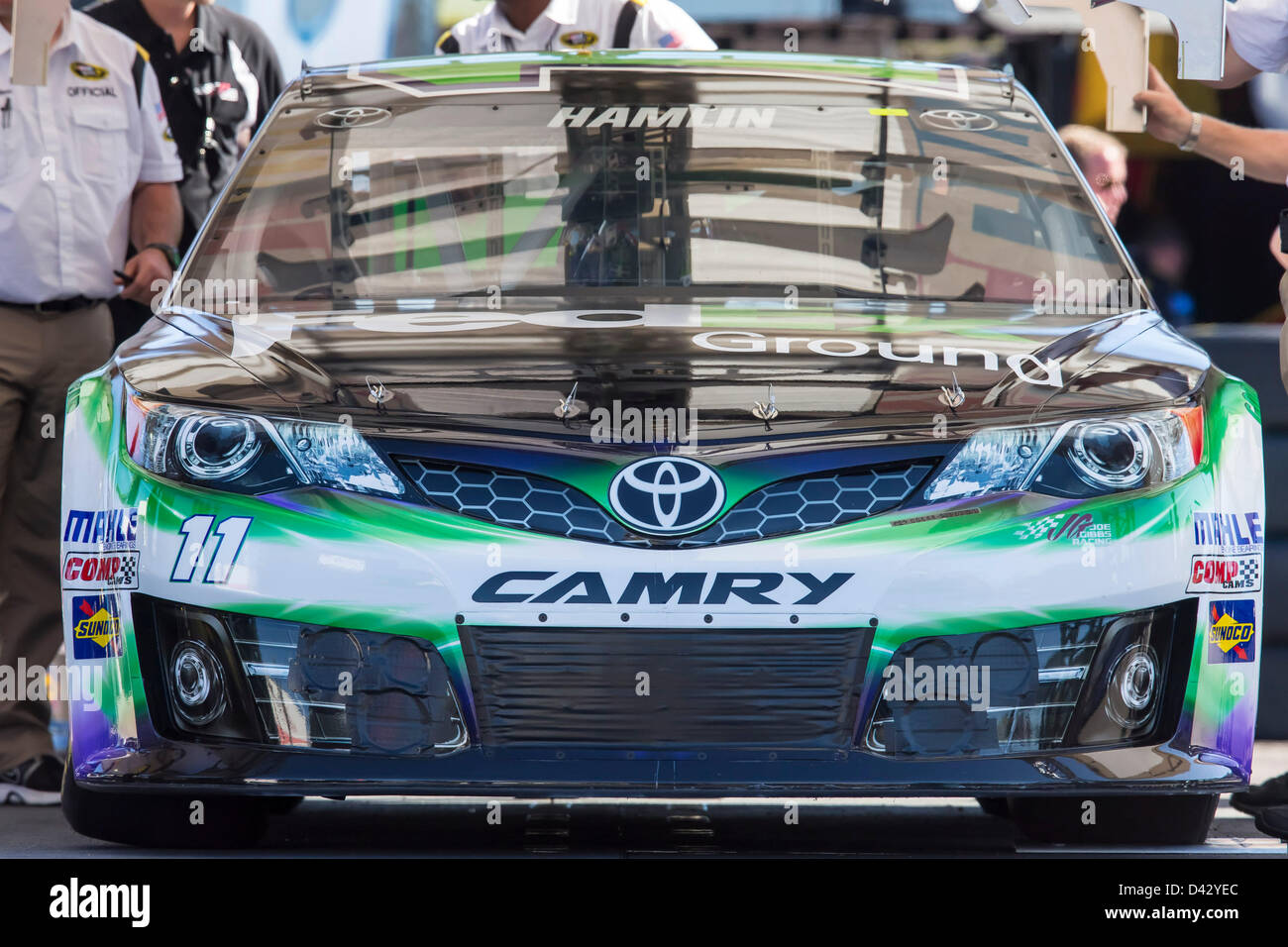 1. März 2013 - Avondale, AZ, USA - AVONDALE, AZ - 1. März 2013: The FedEx Ground Toyota Camry wird überprüft vor dem qualifying für die U-Bahn Fresh Fit 500 auf dem Phoenix International Raceway in AVONDALE, AZ. Stockfoto