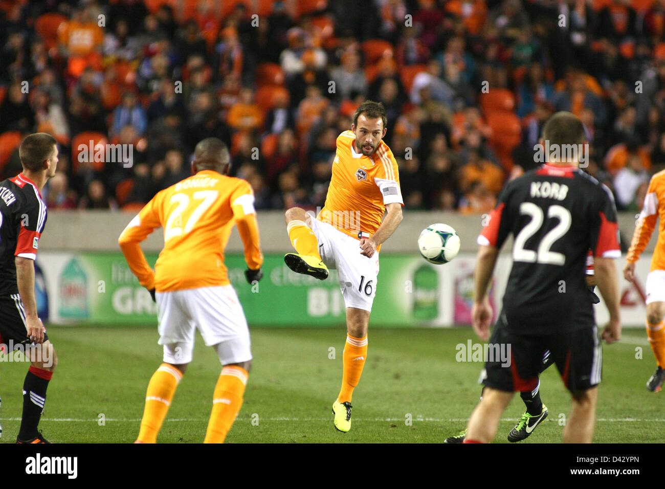 2. März 2013 - Houston, Texas, Vereinigte Staaten von Amerika - 2. März 2012: Houston Dynamo Mittelfeldspieler Adam Moffat #16 spielt den Ball in der offensive Zone während der MLS-Saison-Eröffnung-Fußballspiel zwischen Houston Dynamo und D.C. United von BBVA Compass Stadion in Houston, TX. Houston gewann 2: 0. Stockfoto