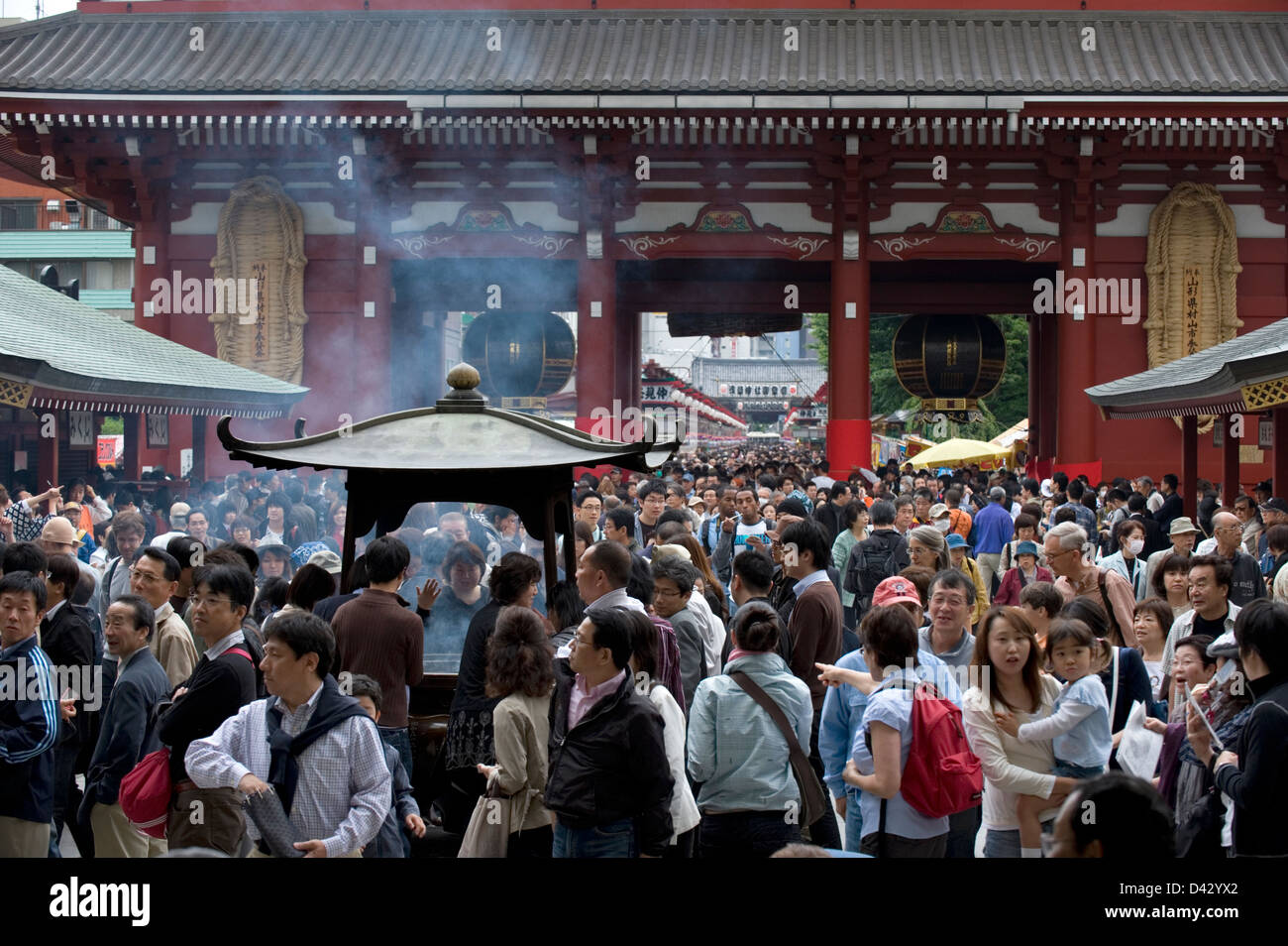 Sensoji Tempel Hozomon Tor und Weihrauch-Brenner verpackt mit vielen Besuchern in Asakusa, Tokio. Stockfoto