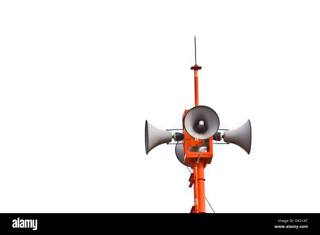 Viele Lautsprecher gegen blauen Wolkenhimmel Stockfoto