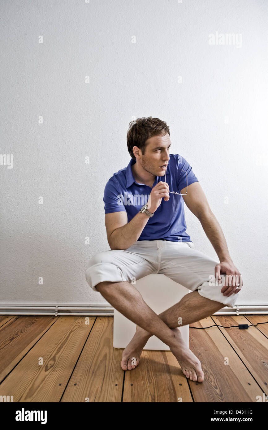 Kaukasischen Jüngling in Herren Mode-Foto im studio Stockfoto