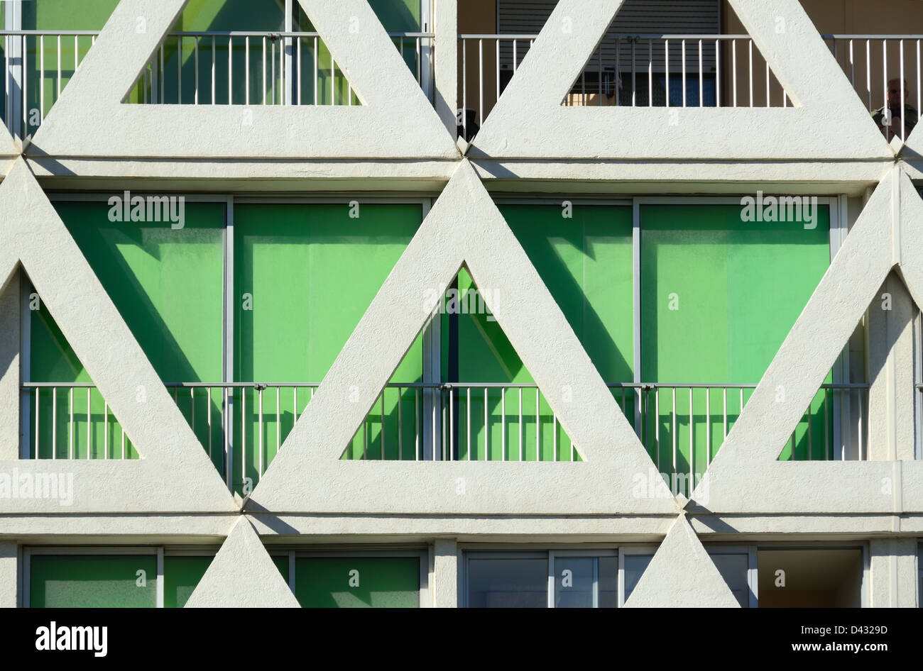 Dreiecke aus Beton dreieckige Fassade oder Fensterfassade des modernistischen Wohnhauses La Grande-Motte Hérault Frankreich Stockfoto