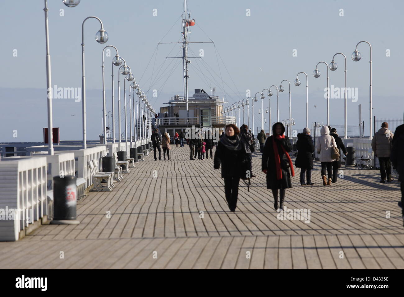 Sopot, Polen 3. März Sopot Bürgern und Touristen genießen die Sonne. Menschen wandern und auf Sopot Pier und baltischen Küste Stockfoto