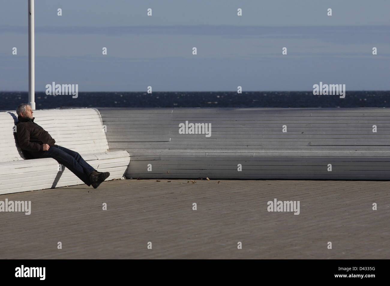 Sopot, Polen 3. März Sopot Bürgern und Touristen genießen die Sonne. Menschen wandern und auf Sopot Pier und baltischen Küste Stockfoto