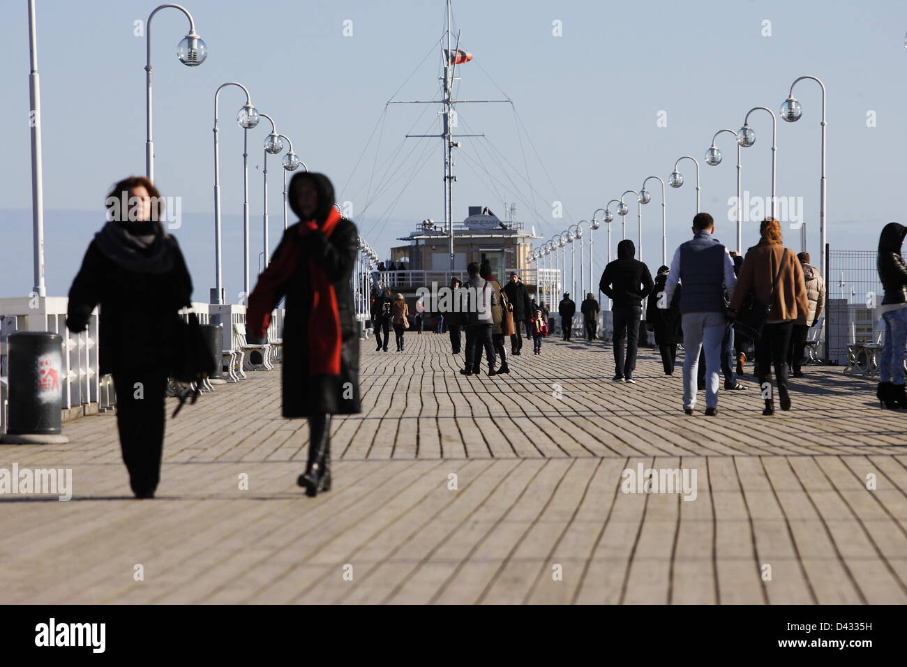 Sopot, Polen 3. März Sopot Bürgern und Touristen genießen die Sonne. Menschen wandern und auf Sopot Pier und baltischen Küste Stockfoto