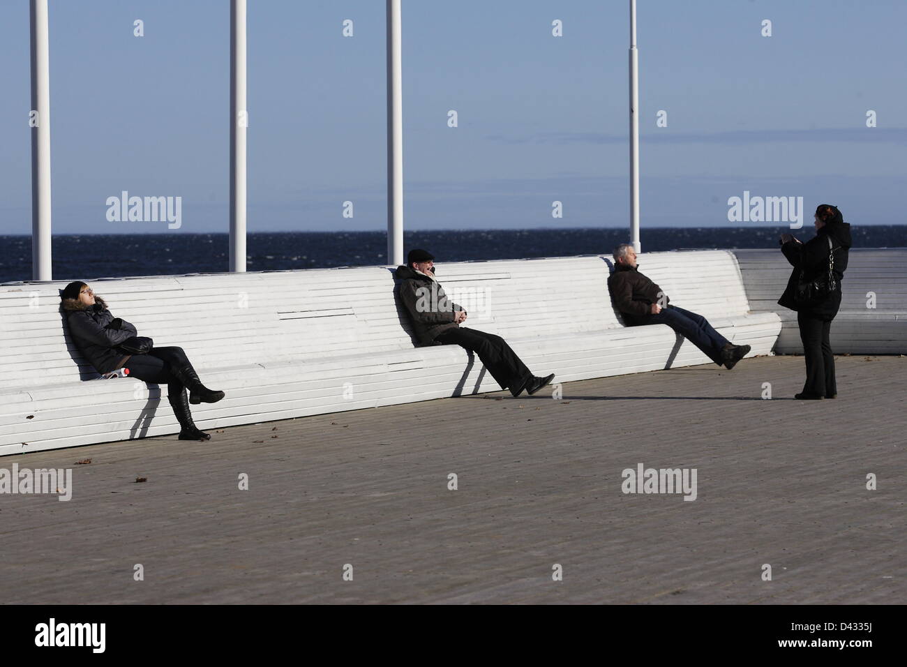 Sopot, Polen 3. März Sopot Bürgern und Touristen genießen die Sonne. Menschen wandern und auf Sopot Pier und baltischen Küste Stockfoto