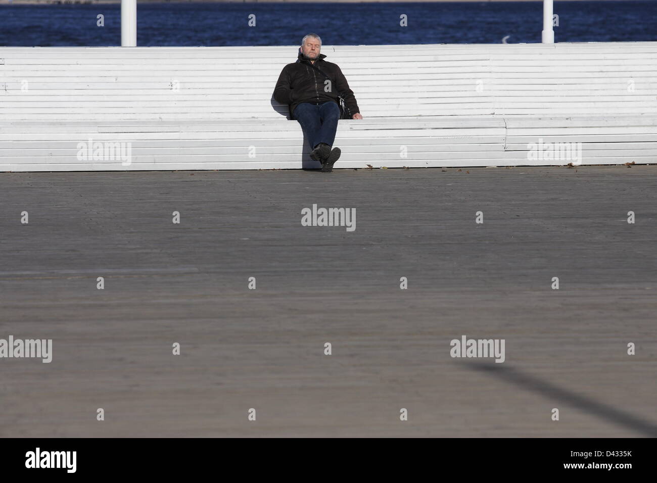 Sopot, Polen 3. März Sopot Bürgern und Touristen genießen die Sonne. Menschen wandern und auf Sopot Pier und baltischen Küste Stockfoto