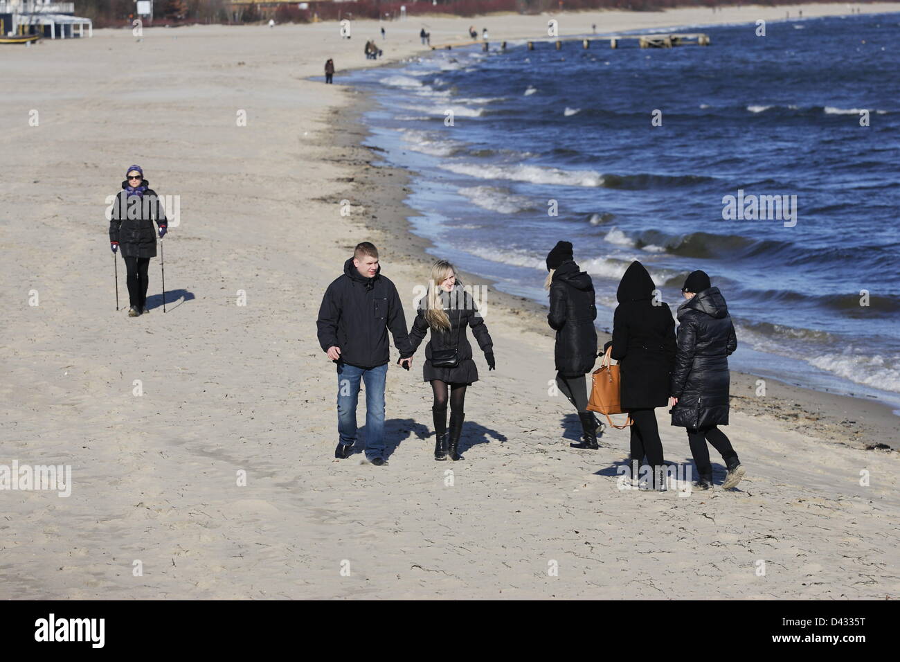 Sopot, Polen 3. März Sopot Bürgern und Touristen genießen die Sonne. Menschen wandern und auf Sopot Pier und baltischen Küste Stockfoto
