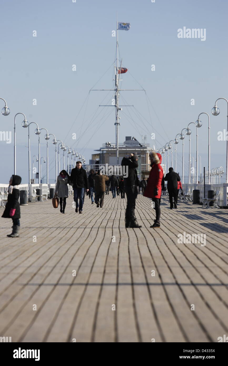 Sopot, Polen 3. März Sopot Bürgern und Touristen genießen die Sonne. Menschen wandern und auf Sopot Pier und baltischen Küste Stockfoto