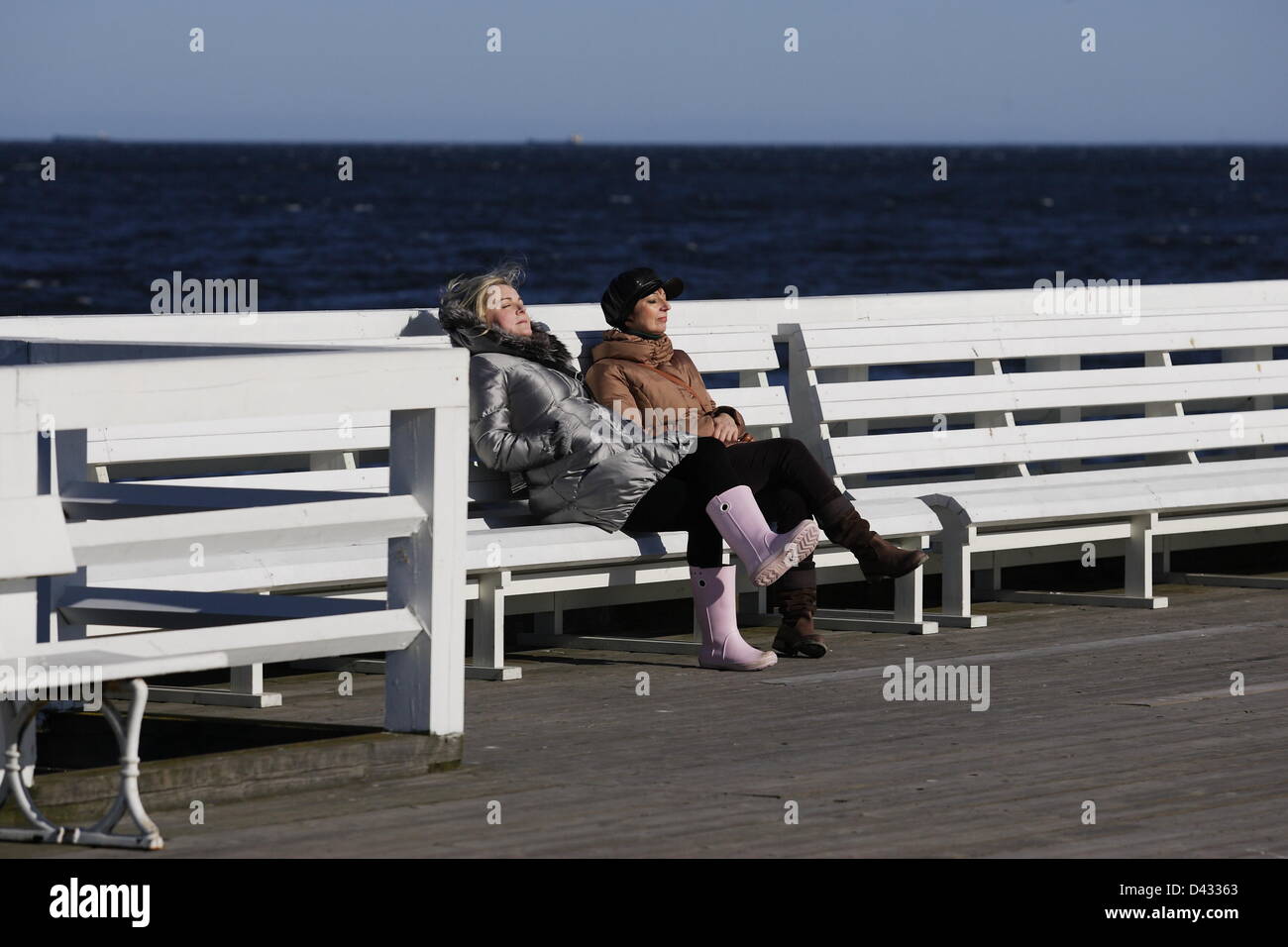 Sopot, Polen 3. März Sopot Bürgern und Touristen genießen die Sonne. Menschen wandern und auf Sopot Pier und baltischen Küste Stockfoto