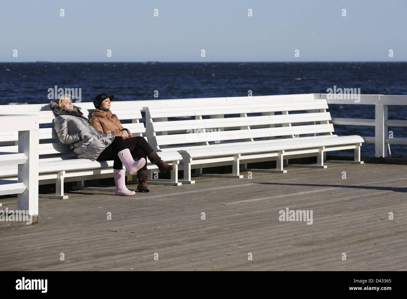 Sopot, Polen 3. März Sopot Bürgern und Touristen genießen die Sonne. Menschen wandern und auf Sopot Pier und baltischen Küste Stockfoto