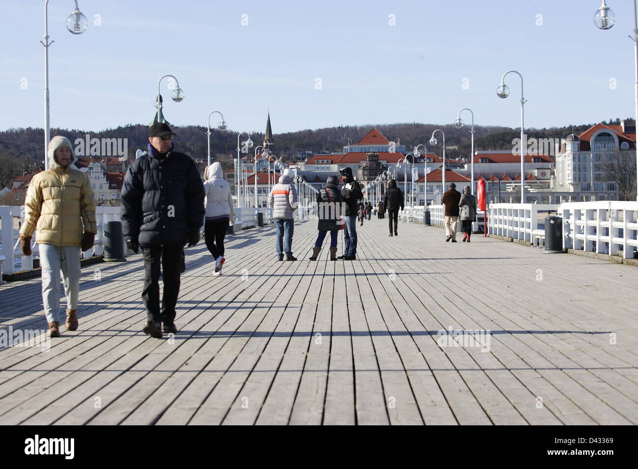 Sopot, Polen 3. März Sopot Bürgern und Touristen genießen die Sonne. Menschen wandern und auf Sopot Pier und baltischen Küste Stockfoto