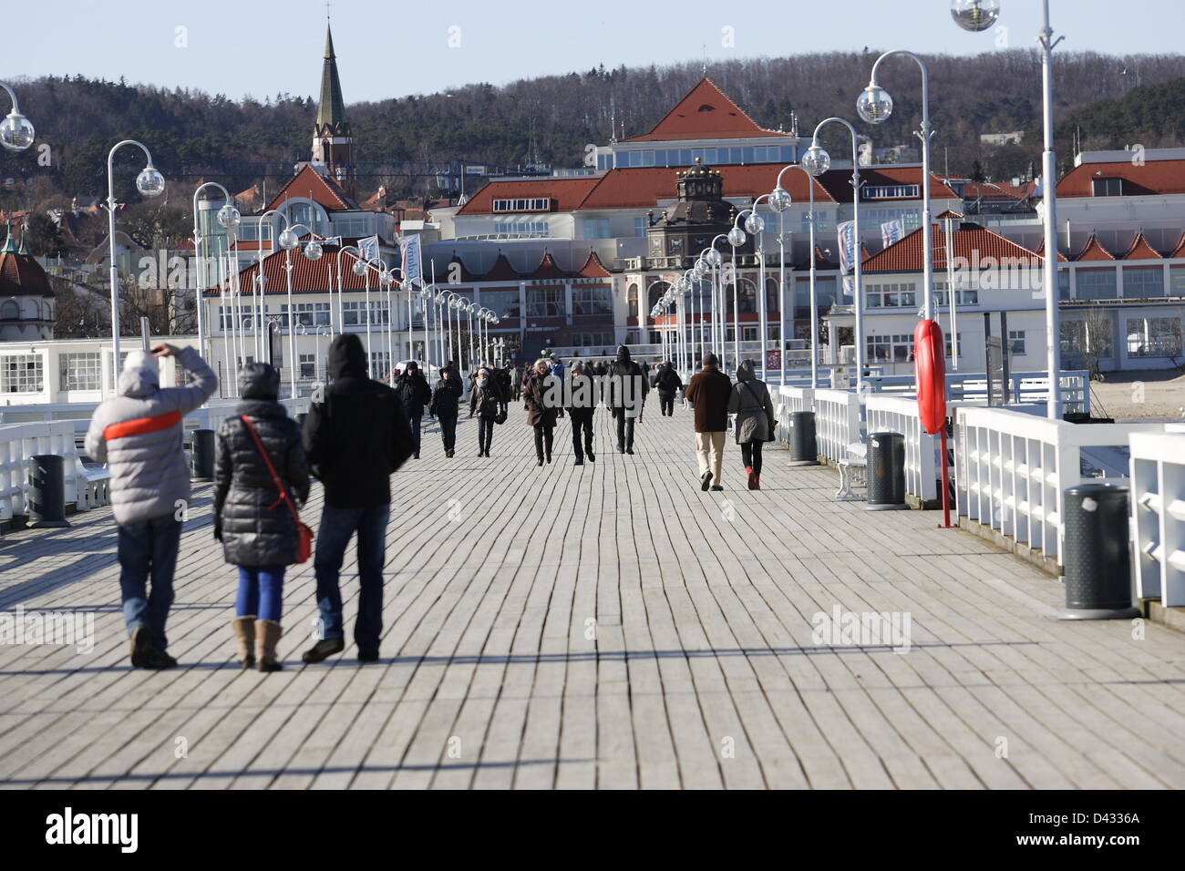 Sopot, Polen 3. März Sopot Bürgern und Touristen genießen die Sonne. Menschen wandern und auf Sopot Pier und baltischen Küste Stockfoto