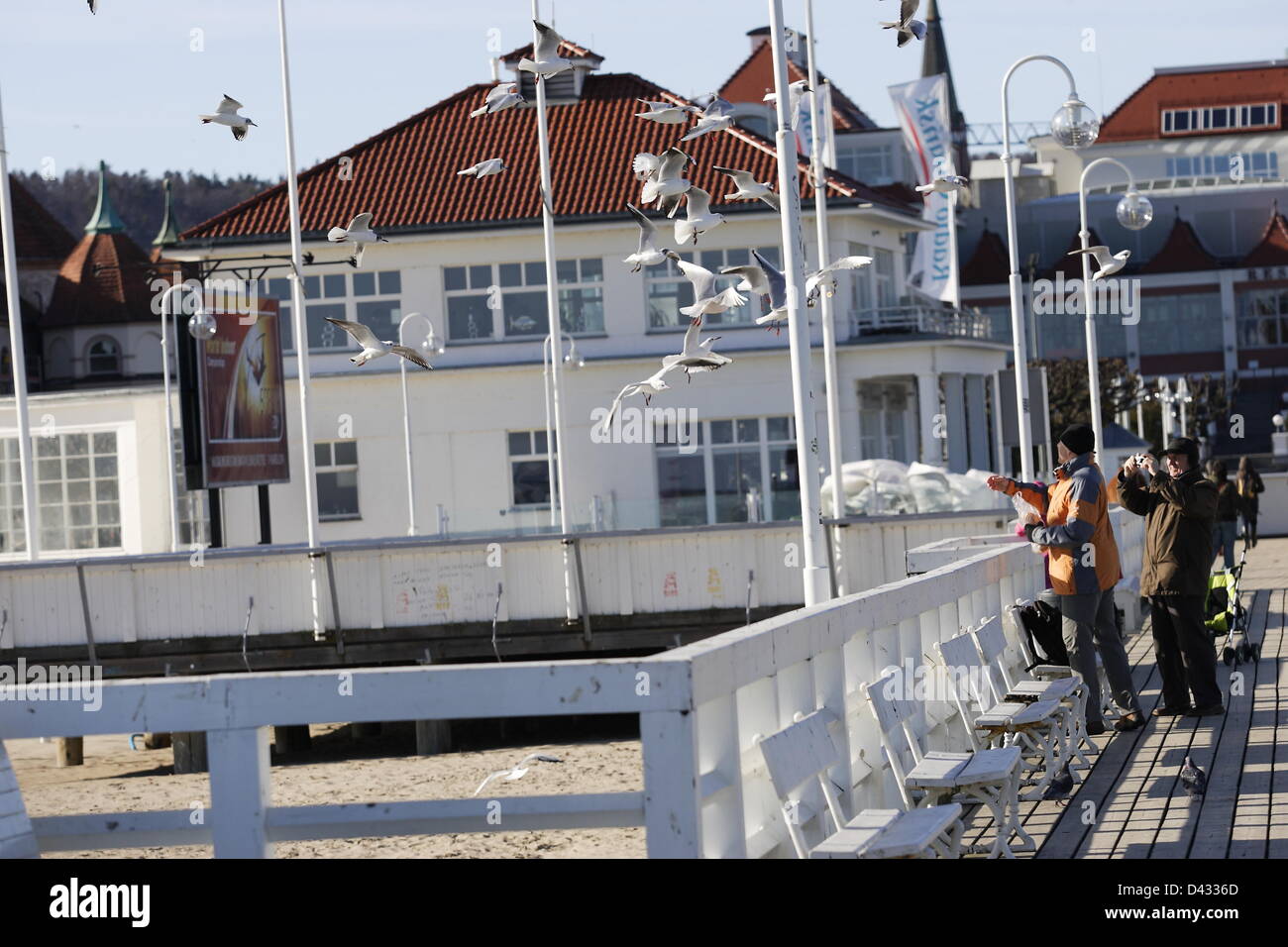 Sopot, Polen 3. März Sopot Bürgern und Touristen genießen die Sonne. Menschen wandern und auf Sopot Pier und baltischen Küste Stockfoto