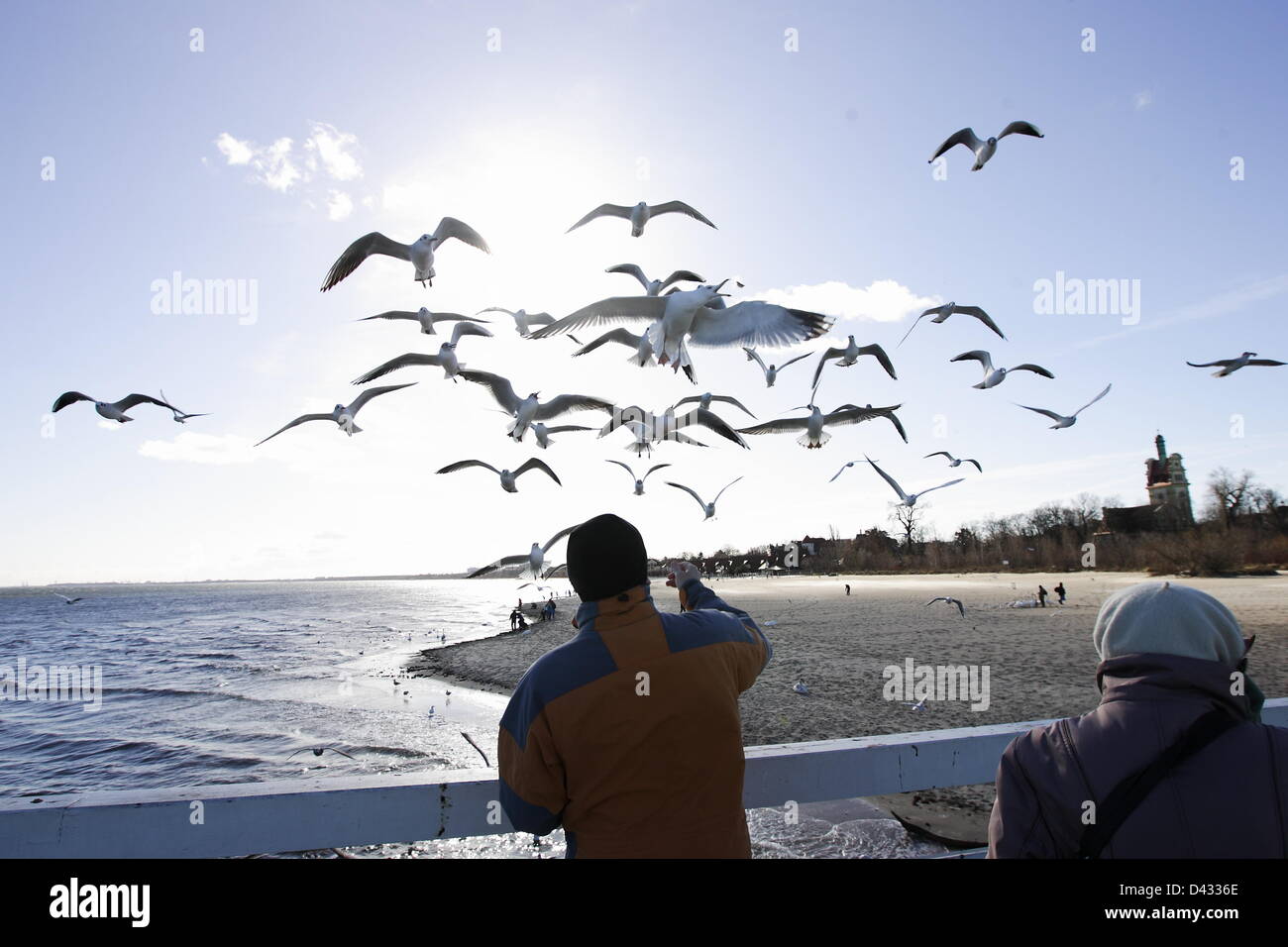 Sopot, Polen 3. März Sopot Bürgern und Touristen genießen die Sonne. Menschen wandern und auf Sopot Pier und baltischen Küste Stockfoto
