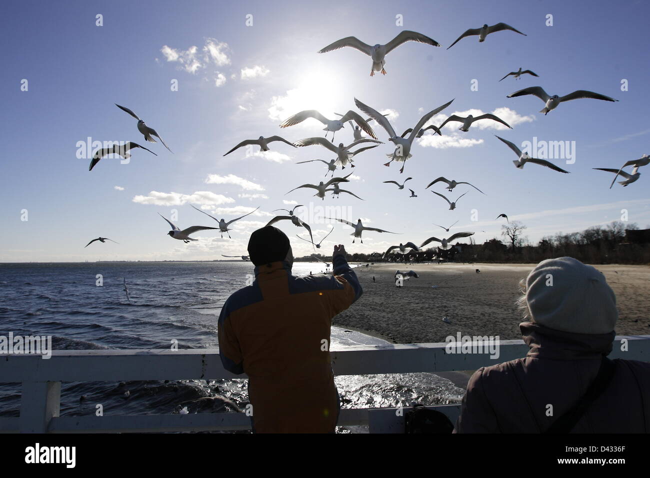Sopot, Polen 3. März Sopot Bürgern und Touristen genießen die Sonne. Menschen wandern und auf Sopot Pier und baltischen Küste Stockfoto